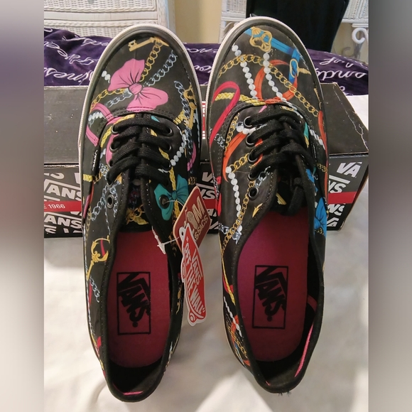 Vans Off The Wall 'Chains & Pearls' graphic low tops, NIB, M-6.5, W-8 - Picture 3 of 6